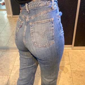 Levisjeans i modellen ribcage straight ankel jeans. Använda men inte slitna. Säljer då de inte passar längre. W29. Nypris 1100kr 🥰
