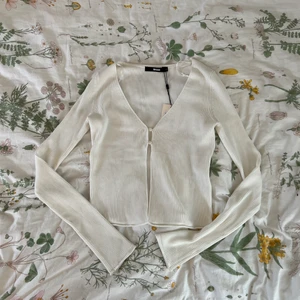 Vit kofta - Superskön kofta från bikbok. Helt ny och aldrig använd🌷 säljer åt min syster. 51 kr frakt !!KOLLA MIN BIO INNAN NI SKRIVER T MIG!!