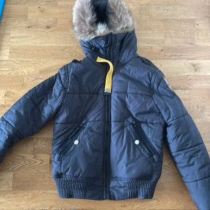 Parajumper jacka - Jag säljer min äkta Parajumper jacka som jag säljer för 900 kr.                Använd i 3 månader utan några problem och den har inga skador eller repor. Storlek S men fungerar även i M