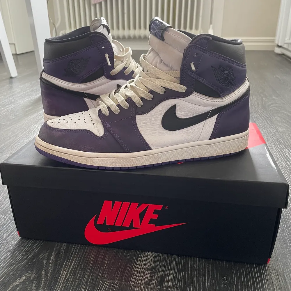 Jordan 1 Court Purple High  Strl 44  Cond 7/10  Pris 1300kr  Nypris 5399kr. Skor.