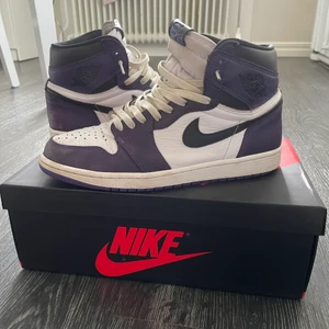 Jordan 1 High Court Purple - Jordan 1 Court Purple High  Strl 44  Cond 7/10  Pris 1300kr  Nypris 5399kr