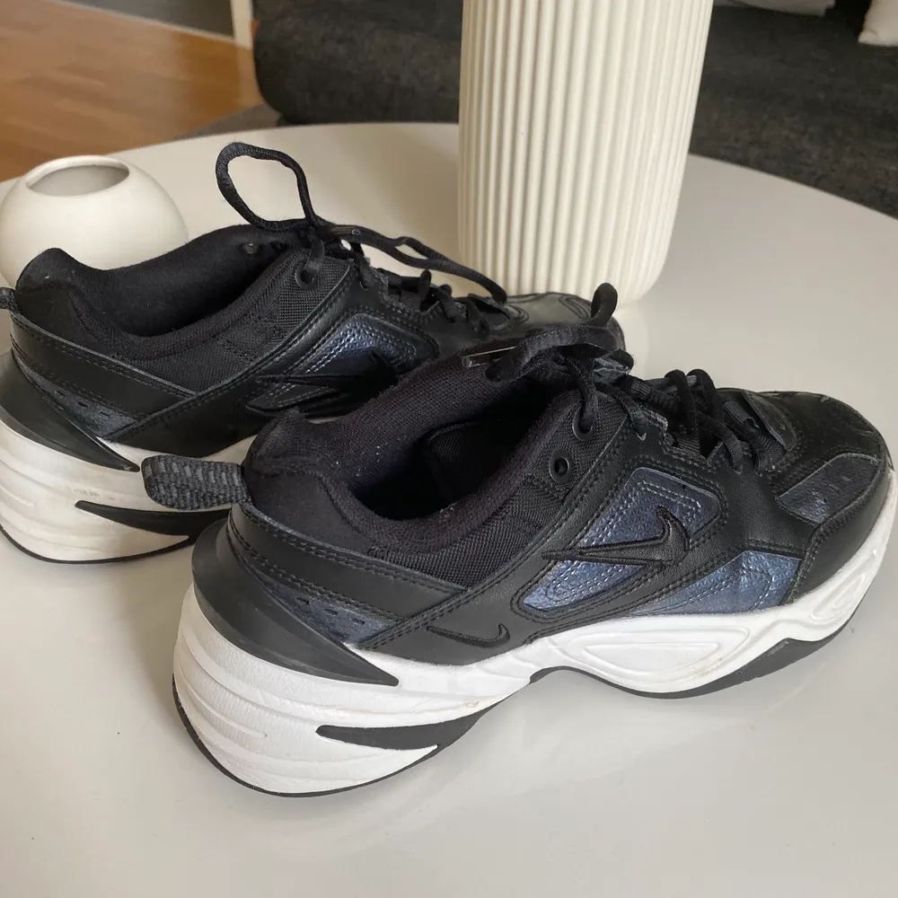 Super fina svart/vita Nike skor i modellen M2K Tekno. Köpta höst förra året och inte så jätte väl använda så i fint skick. Säljer då jag tyvärr inte använder dem så ofta. Självklart nytvättade innan de postas.. Skor.