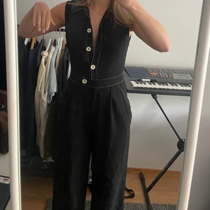 Zara jumpsuit  - En jumpsuit från zara köpt för ett par år sen. Sparsamt använd och den är i bra skick! Är 166cm och tycker den är bra längd för mig💕 frakt ingår inte. Skriv om ni undrar nåt.
