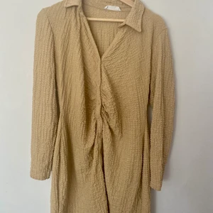 Beige klänning  - Jättefin som formar kroppen bra! 