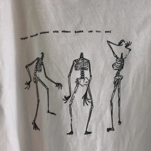 T-Shirt från Official Gallery - Sjukt fet tröja från märket Official Gallery med riktigt snyggt tryck på ryggen. Säljer pga att den är lite för liten för mig. Inga märkbara skavanker förutom en minimal fläck längst nere på tröjan, kan skicka bild om så önskas. Strl. M. Frakt tillkommer🌻