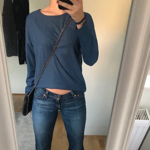 Blå Tröja - Säljer denna fina mörkblå tröja!🤩 Den är ganska tunn och lätt i materialet. Jag vet inte vad affären jag köpte den på heter men det står ”Eight Sthlm” på lappen🥰 Den är i fint skick! Jag köpte den för 99kr och säljer den för 50kr+ frakt!