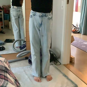 Lindex jeans - Bra skick men en fläck på framsidan. Passar mig som är 140cm då dem är avklippta i benen. Är man smal går dem att spänna åt i midjan.