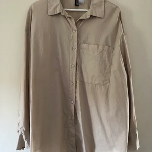 Hm oversize skjorta - Fin oversize skjorta från Hm knappt använd. Storlek L  Beige! 