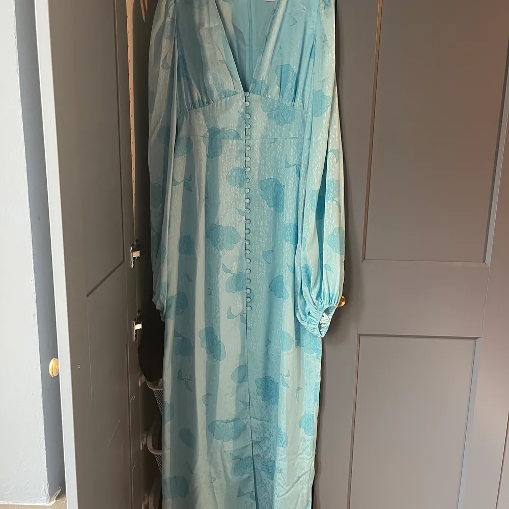 Säljer en oanvänd Adoore Positano dress i färgen blå då jag köpte fel storlek. Storlek 42. Nypris 1595:-. Klänningar.