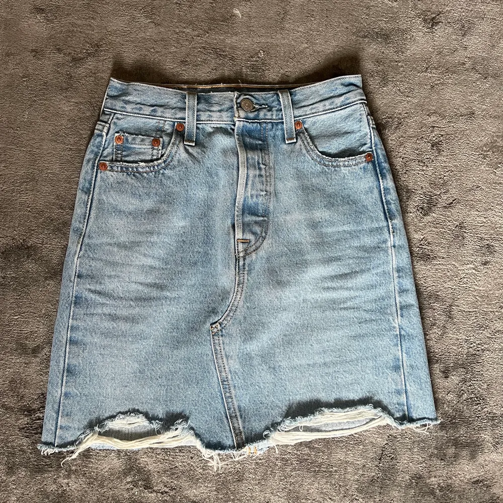 Levi’s jeanskjol i storlek 23💗💗kjolen är använd ett fåtal gånger💗kjolen är i en ljusblå tvätt. Kjolar.