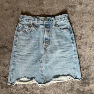Levi’s jeanskjol  - Levi’s jeanskjol i storlek 23💗💗kjolen är använd ett fåtal gånger💗kjolen är i en ljusblå tvätt