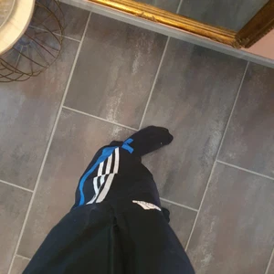 Adidas byxor - Baggy adidas byxor