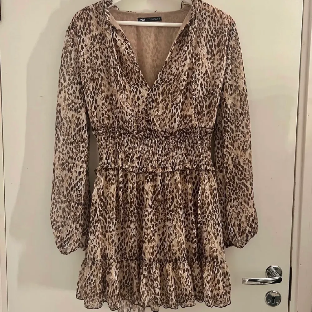 Leopardmönstrad klänning från Zara, strl S. Aldrig använd. Stretch så passar från xs upp till M/ liten L. Nypris: 399kr Mitt pris:290. Klänningar.