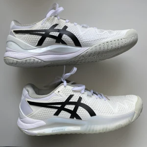 Asics Tennisskor - Tennisskor från Asics. Storlek 40. Allround / inomhussko. Använd fåtal gånger sedan tvättade. Obs, inga sulor.