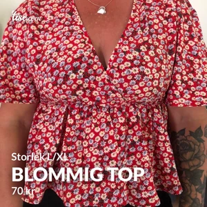 Blommig top - En fin sommar top från shein, aldrig använt för den sitter lite tajt på mig, inget slitage och är i tunt material. Den är liten i storleken så sitter som en L. (Min mamma är modell)