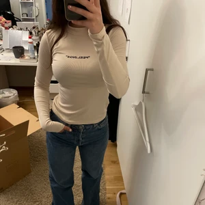 Ribbad tröja - Knappt använd ribbad tröja med högre hals. Sitter jättefint. Frakten nedtill behöver inte nödvändigtvis stämma 