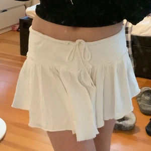 vit miniskirt  - jättefin vit miniskirt/volangkjol med justerbart snöre runt midjan ❤️ Storlek 32/34 men passar mig som oftast har XS 😇 Vet ej vart den är ifrån eftersom det var min mammas från 2000s 😜