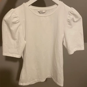 ONLY puffärmad tröja Strl XS - Jättefin vit puffärmad t-shirt fårn ONLY. Endast använd en gång. Storlek XS. 150kr plus frakt 