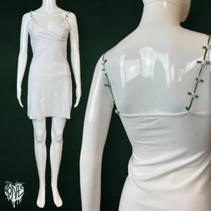 Klänning  - 🧚🏼 Köp gärna direkt! BoyCo klänning i fint men använt skick. Står storlek S/M. Ungefär 4 rosetter totalt har ramlat av från banden. Se även bilderna.  Mått: Armhåla till armhåla 35cm, Midjebredd 32cm, Längd 70cm