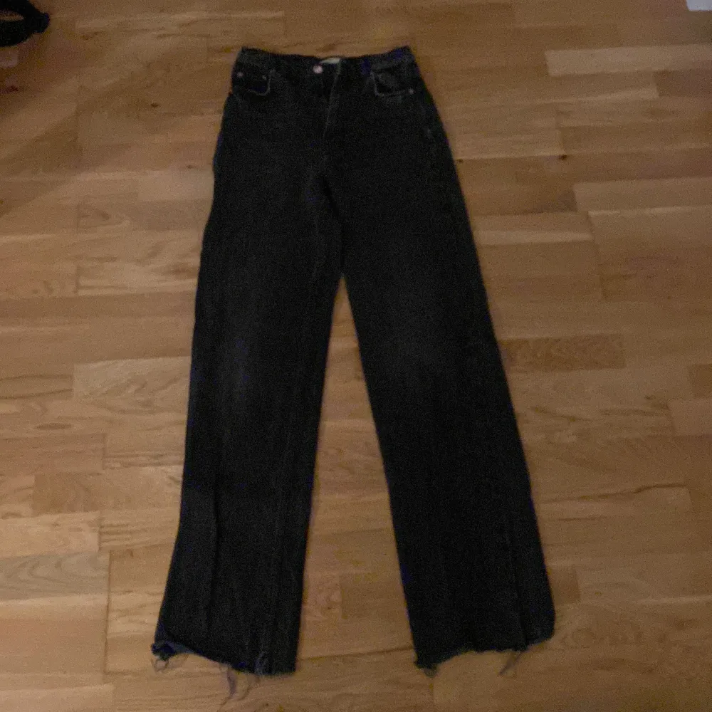 Säljer dessa jeans från Gina tricot som är i färgen washed black.Knappt använda, för bättre bilder skriv.  Nypris:600  Säljer för: 300 (pris går att diskutera) om det inte blir budgivning Köpare står för frakten.. Jeans & Byxor.