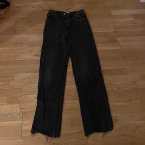Säljer dessa jeans från Gina tricot som är i färgen washed black.Knappt använda, för bättre bilder skriv.  Nypris:600  Säljer för: 300 (pris går att diskutera) om det inte blir budgivning Köpare står för frakten.