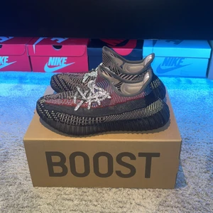 Yeezy Boost 350 V2 Yecheil - Väldigt snygga yeezys i en unik colorway. Vunna på raffel i adidas appen. Extremt bra skick. Lite smuts på botten av sulan men som knappt syns. Innersulorna är lite smutsiga men märks inte när man har på sig skorna. Kvitto och box finns. Fler bilder i DM.