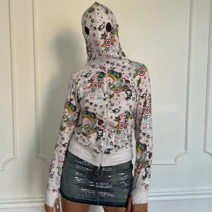 tokidoki tröja y2k - storlek: passar XS, S, M. stretchigt skönt tyg, verkligen en gosig kofta! går att stänga som en mask eller ha som en vanlig kofta. möts i stockholm eller fraktar (: