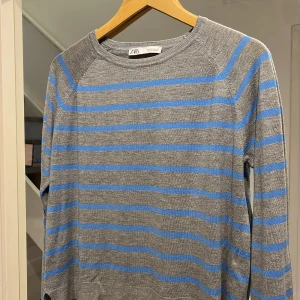 Randig tröja  - Slutsåld tröja från Zara. Stl s men skulle kunna passa som stl m. Använd men är i bra skick.