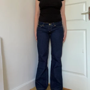 Lågmidjade Only jeans - Använd inte köp direkt. Lågmidjade jeans från Only som är utsvängda/bootcut. Tyvärr för tajta på mig som brukar ha storlek 38-40. Midjemåttet är ca 83cm och innerbenet 82cm. Jag är 168cm och de går till marken på mig. Frakt på 80kr eller så möts vi upp! 