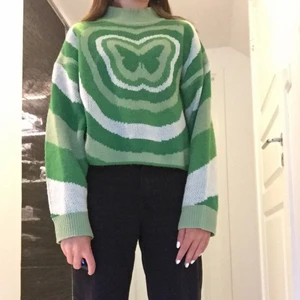 Stickad grön tröja med fjärils-mönster - Fint skick, knappt använd, bekväm
