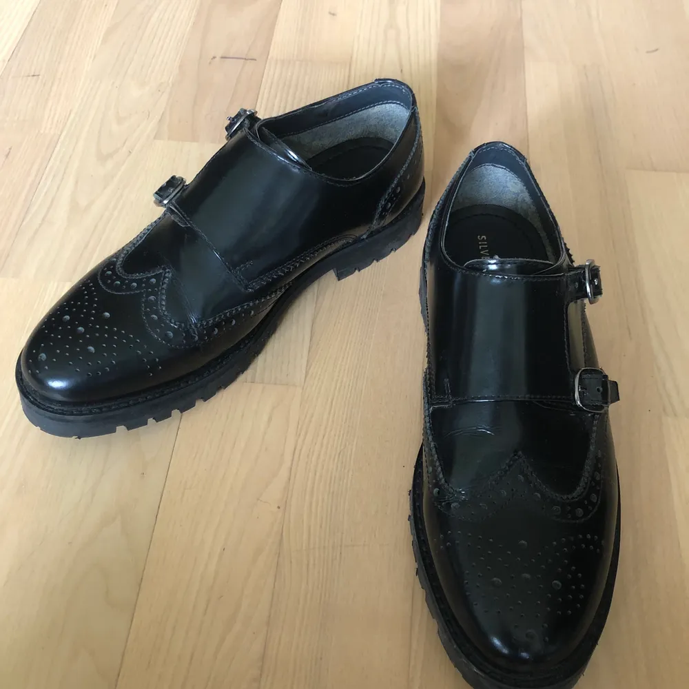 Silver Street London svarta läderskor, storlek 41. Använda bara en gång för att inse att de var för små, så de är som nya :). Skor.