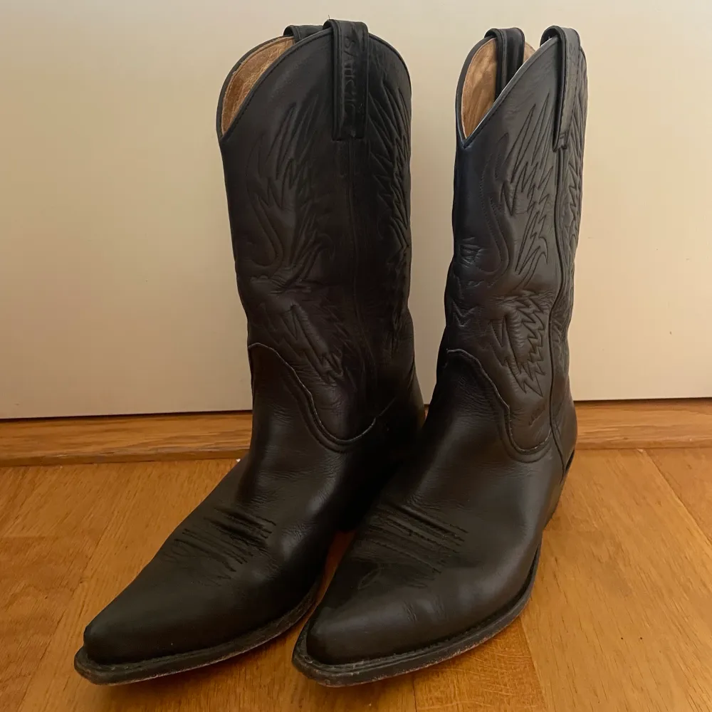 Så snygga cowboyboots från Sancho Boots! Storlek 39!  Kan mötas upp i Stockholm, köparen står för frakt annars💗. Skor.