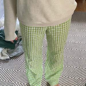 jag säljer dessa super fina och sköna grön rutiga byxorna. De är i storlek S🤍🤍köparen står för frakten! Om man vill ha fler bilder så är det bara att skriva!!  