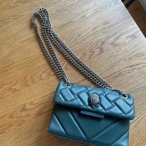 Kurt geiger väska - Säljer min gröna kurt geiger väska som är i super bra skick! BYTER gärna mott nått annat i samma prisklass 💕 ge förslag på pris privat 🌸🌸