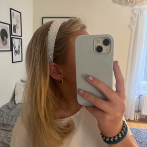 Diadem - Säljer detta jättefina diadem då jag har ett liknande🥰💕 vet ej vart de e ifrån (Köparen står för frakt)
