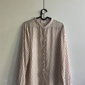 Skjorta  - Beskrivning finns på bilden 