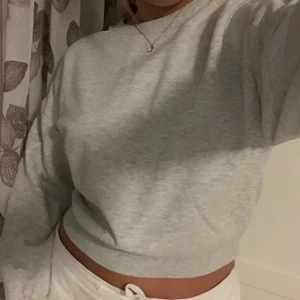 Grå sweatshirt - Grå basic sweatshirt från ginatricot🤍🖤köparen står för frakt