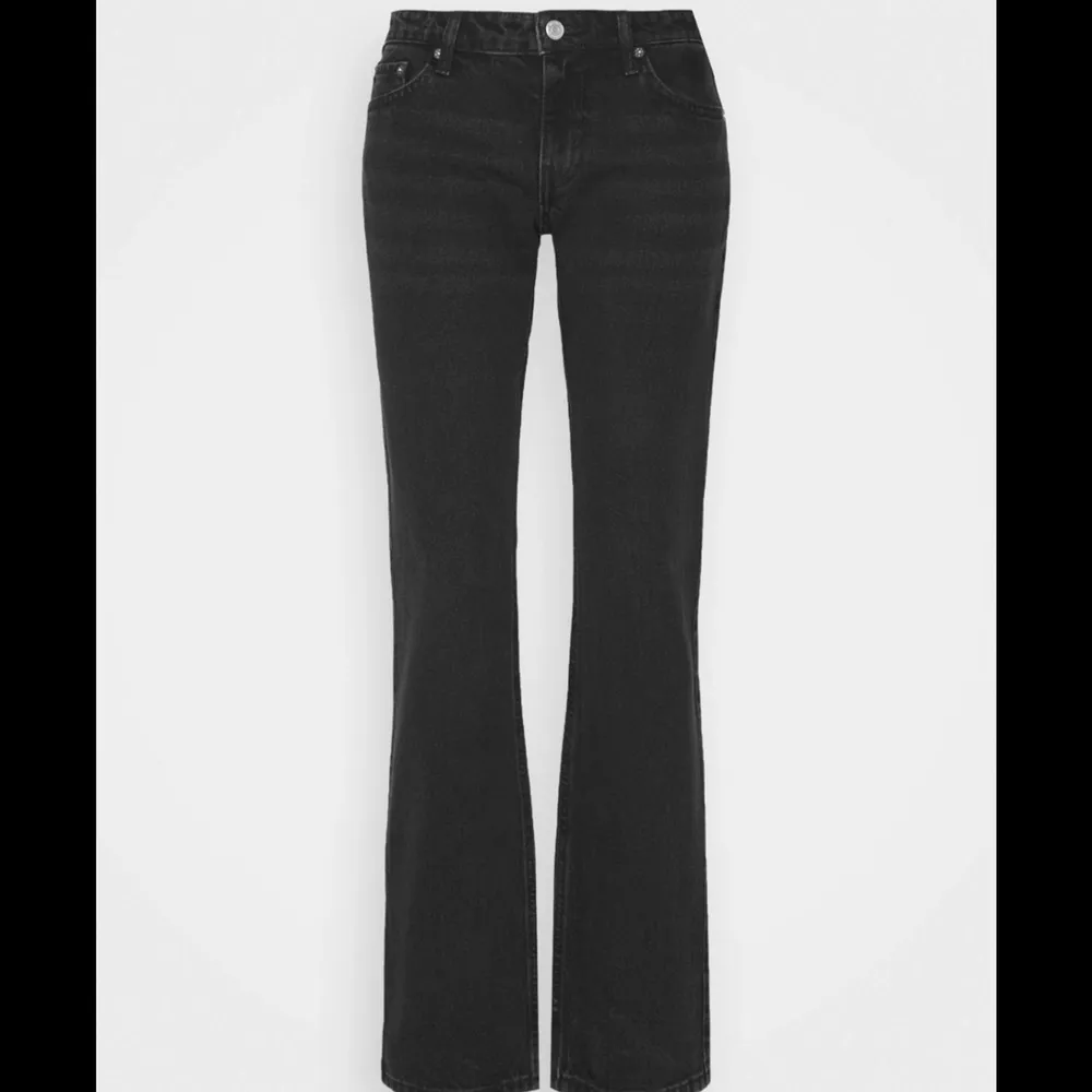 Weekday Arrow Low jeans i jätte bra skick, använda fåtal gånger! Jag är 168 💓 200:- +frakt . Jeans & Byxor.