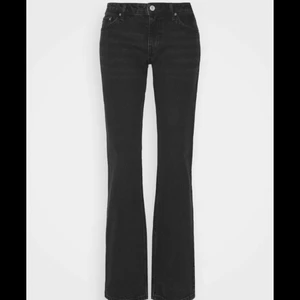 Jeans - Weekday Arrow Low jeans i jätte bra skick, använda fåtal gånger! Jag är 168 💓 200:- +frakt 