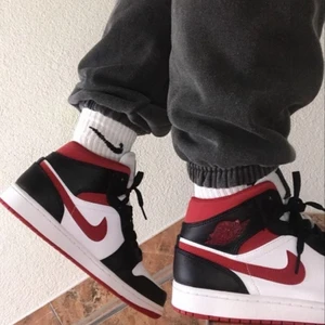 Jordan 1 mid gym red - Intresse koll på mina as snygga Jordan 1 mid gym red! De är i huvsat bra skick och är i storlek 36,5 och är köpta på Goat. De är äkta såklart som man ser på verifieringen😁🙌❤️‍🔥 (de 2 första bilderna är inte mina) priset kan diskuteras 💓