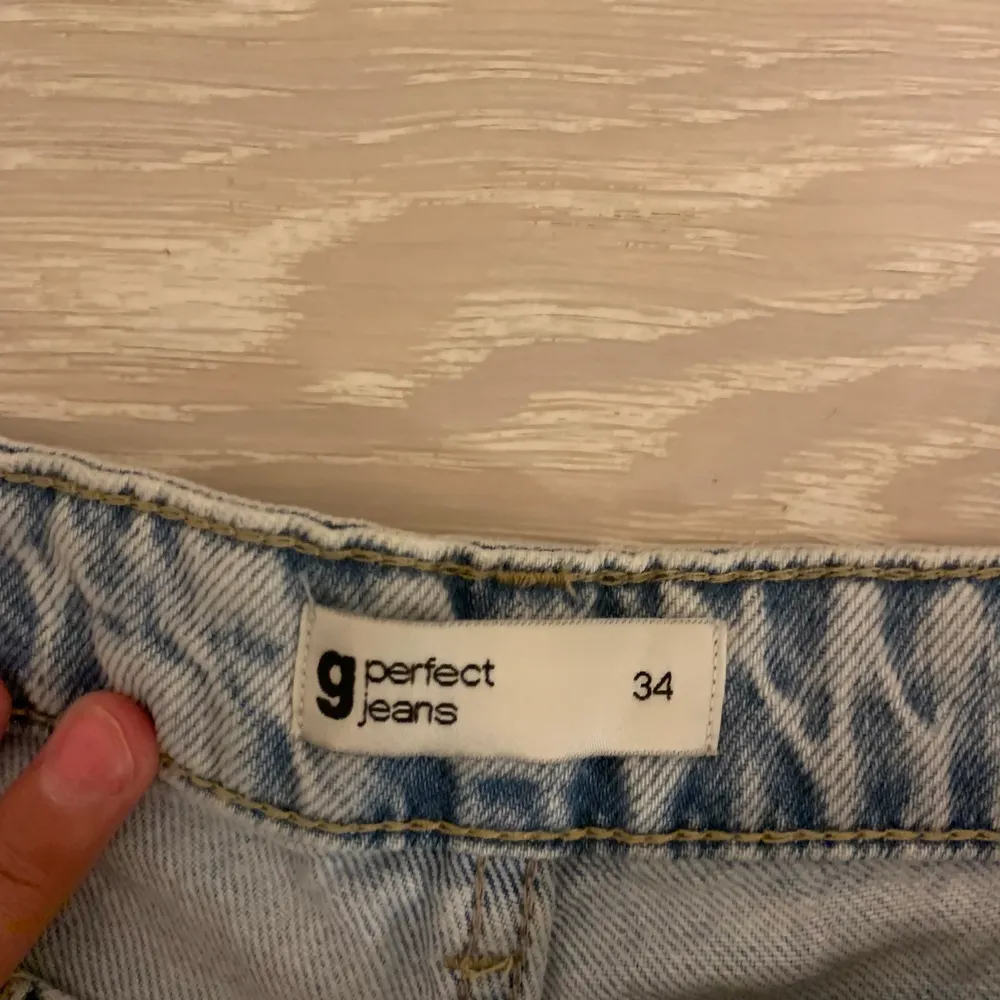 Säljer dessa snygga jeans från Gina då de är förstora för mig, där av ingen bild när jag har dom på. High Waist.. Jeans & Byxor.