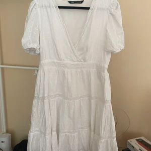 Zara klänning - Säljer denna supersöta klänning inköpt från Zara igår. Använd en gång så i superfint skick. Superbekväm och kan tex. antingen kläs upp med ett par klackar eller kläs ned med en stickad tröja ovanpå.