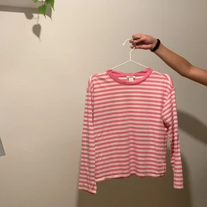 Randig tröja från monki - Säljer min randiga tröja från monki då den blivit för liten✨ den är i strl xs och i ett bra skick💞 (köparen står för frakten)