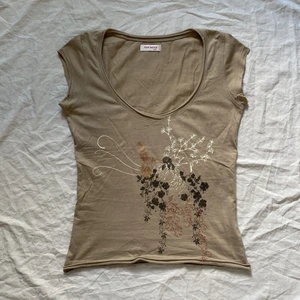 Vintage topp - super fin vintage topp från orsay i ljusbrun färg och detaljer. Passar XS/S/M beroende på önskad passform. Köparen står för frakt! 🌟 ANVÄND EJ KÖP DIREKT!!