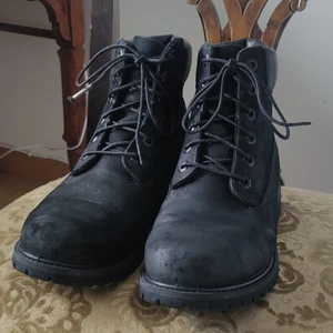 Svarta Timberland - Säljer nu mina stilrena och varma Timberlands! Sparsamt använda ett tiotal gånger under förra säsongen men är tvättade och impregnerade 👌 Små slitningar längst fram och skosnörena kan lätt bytas ut✨ Köpta för 1300 kr