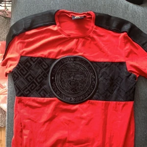 Snygg T-shirt! - Använd 3 gånger ! mycket fint skick!