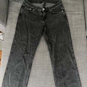 Arrow låga ljusgråa jeans - Låga ljusgråa jeans från weekday i modellen Arrow och i storleken 27/32 (modellen är liten i storleken). Köpta hösten 2021 men använder ej. Bra skick! Du står för frakt.