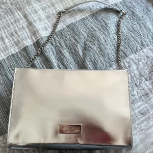 Silverfärgad väska - Liten afton väska från Jimmy Choo Parfums. I bra skick. 