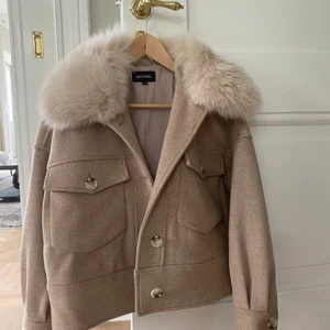 Meotine Jacka - Säljer min knappt använda meotine jacka. Har haft den sen April och använt den ca 2 gånger, så den är i mycket fint skick och har inga fläckar/skador osv.  OBS: säljer endast vid ett bra pris då jag vill köpa en till meotine fast en annan färg.