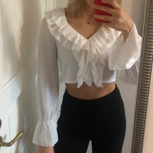 Vit blus - Vit croppad blus från missguided. Storlek 36.